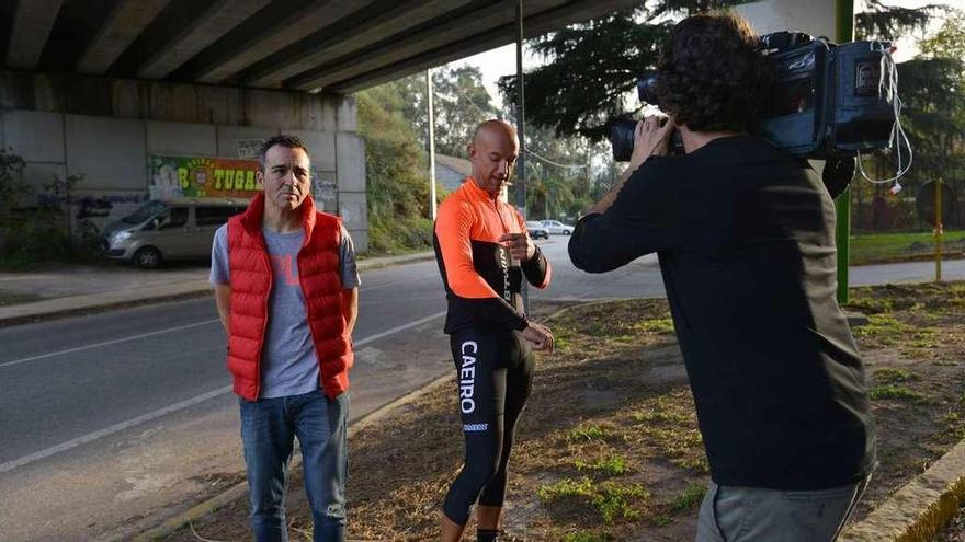 Los ciclistas narran el suceso a un reportero de televisión. // Gustavo Santos