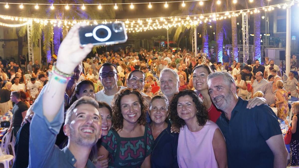 Soler se hace un selfie con los concejales de Gandia y los dirigentes del PP en Valencia en la cena de verano