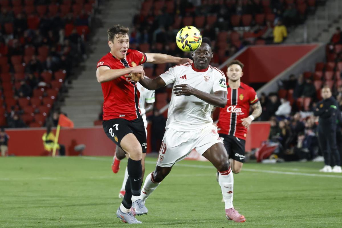 David López disputa el balón con Mendy en el partido contra el Sevilla en Son Moix.