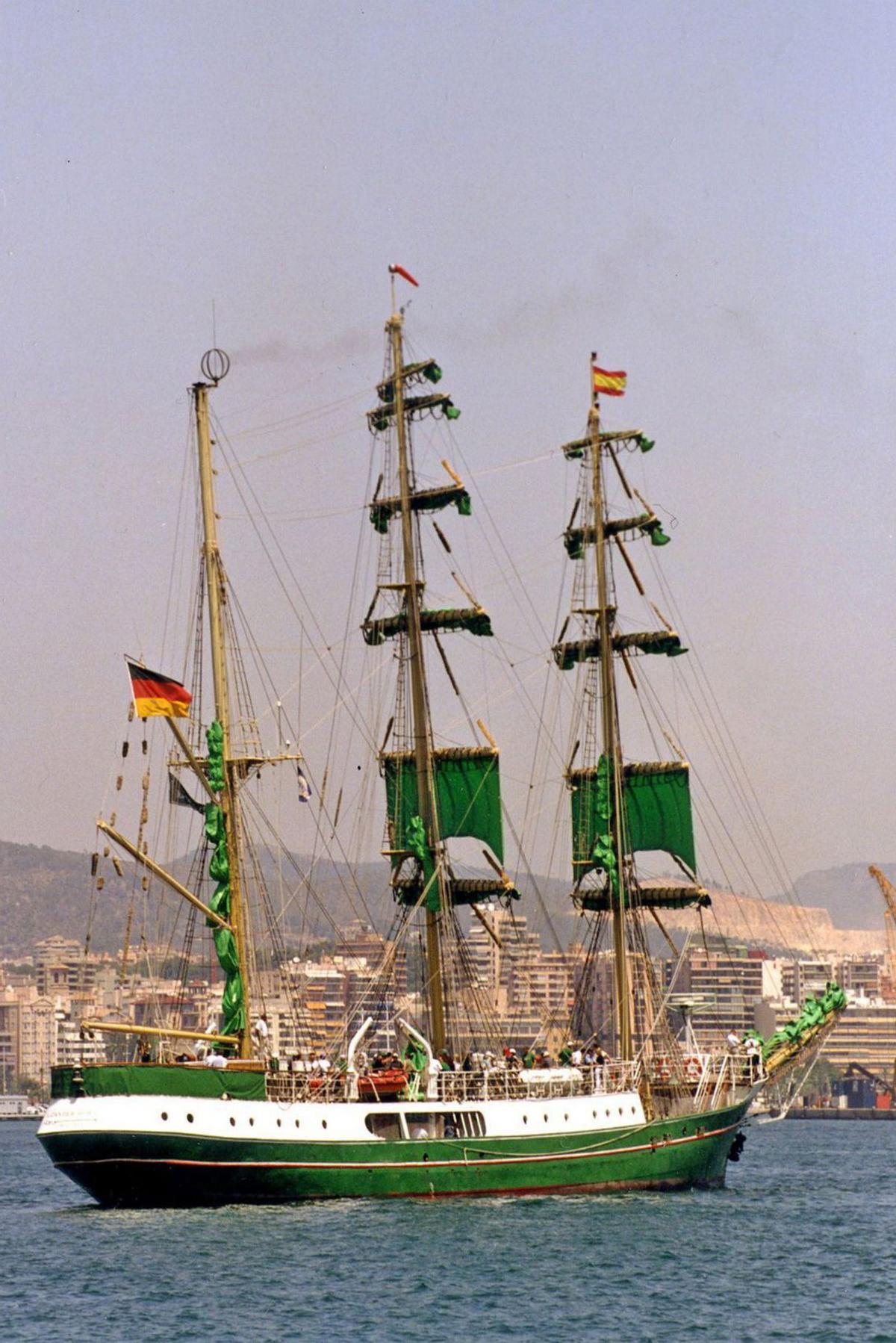 El ‘Alexander Von Humboldt’ maniobrando en el puerto de Palma en el año 2002.