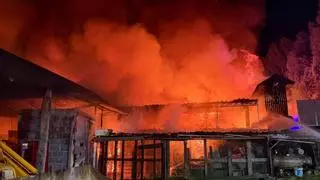 Arde por completo de madrugada el restaurante Caballos km0 de Sada