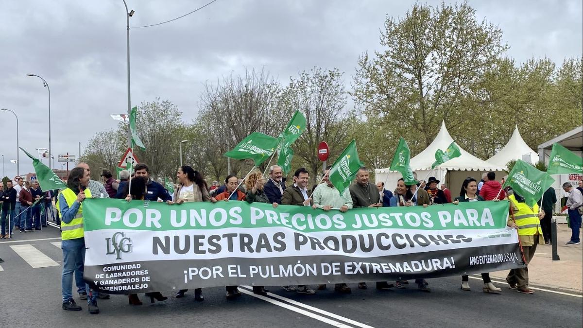 Manifestación en su salida del recinto ferial.