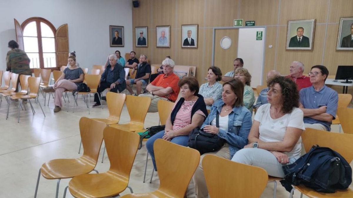 Vecinos que asistieron a la reunión con el alcalde. | D. I.