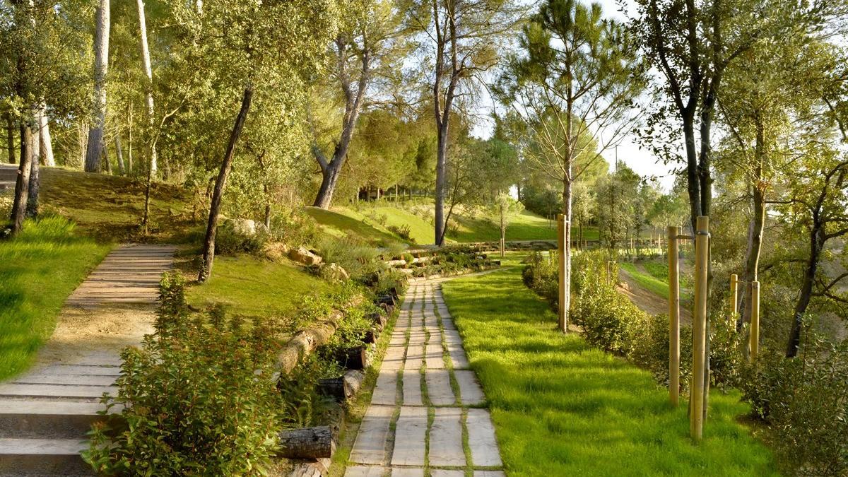 El Camino del Bosque, en el cementerio comarcal Parc de Roques Blanques