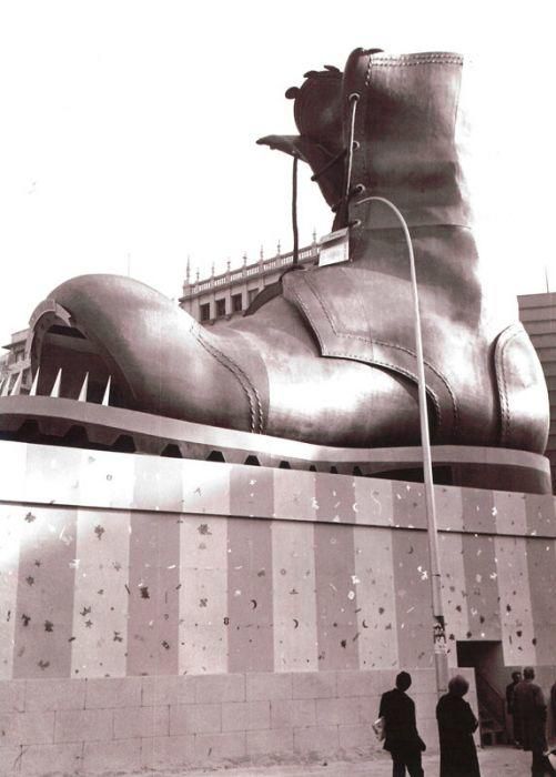 1967: "Los que se ponen las botas con las Fallas" Artista: José Barea Sánchez