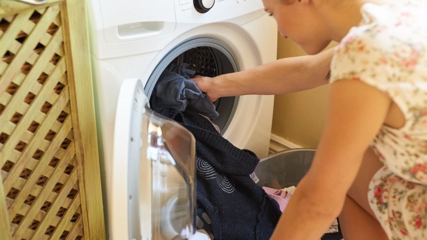 El detergente &quot;bueno, bonito y barato&quot; que puedes hacer en casa con un solo ingrediente: deja la ropa impecable