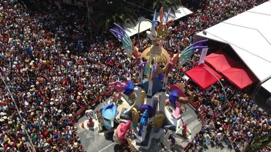 Foto desde arriba de la hoguera del distrito Diputación-Renfe, rodeada de centenares de personas durante una de las mascletàs de estas fiestas