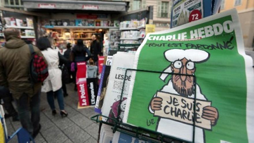 Largas colas en los quioscos para comprar 'Charlie Hebdo'
