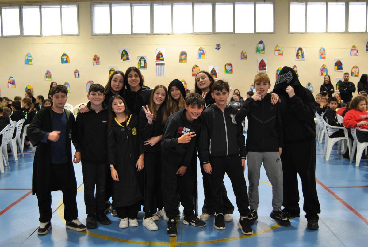 Grup d'antics alumnes del centre.