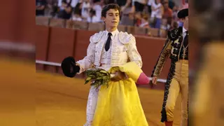 El cordobés Manuel Quintana da la vuelta al ruedo tras brillar en una novillada en la Maestranza