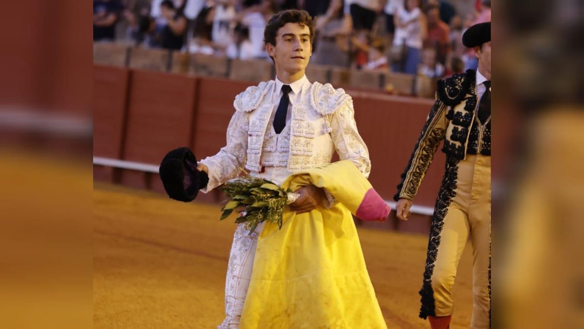 El cordobés Manuel Quintana saluda al público en la vuelta al ruedo lograda anoche en la Maestranza de Sevilla.
