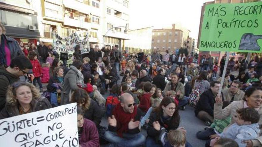 Un momento de la protesta educativa que ha recorrido los diferentes centros públicos del barrio alicantino de San Blas