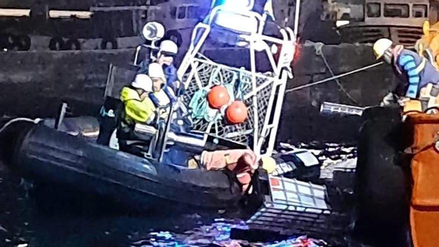 Recuperan el combustible y los enseres que portaba el barco hundido en O Grove