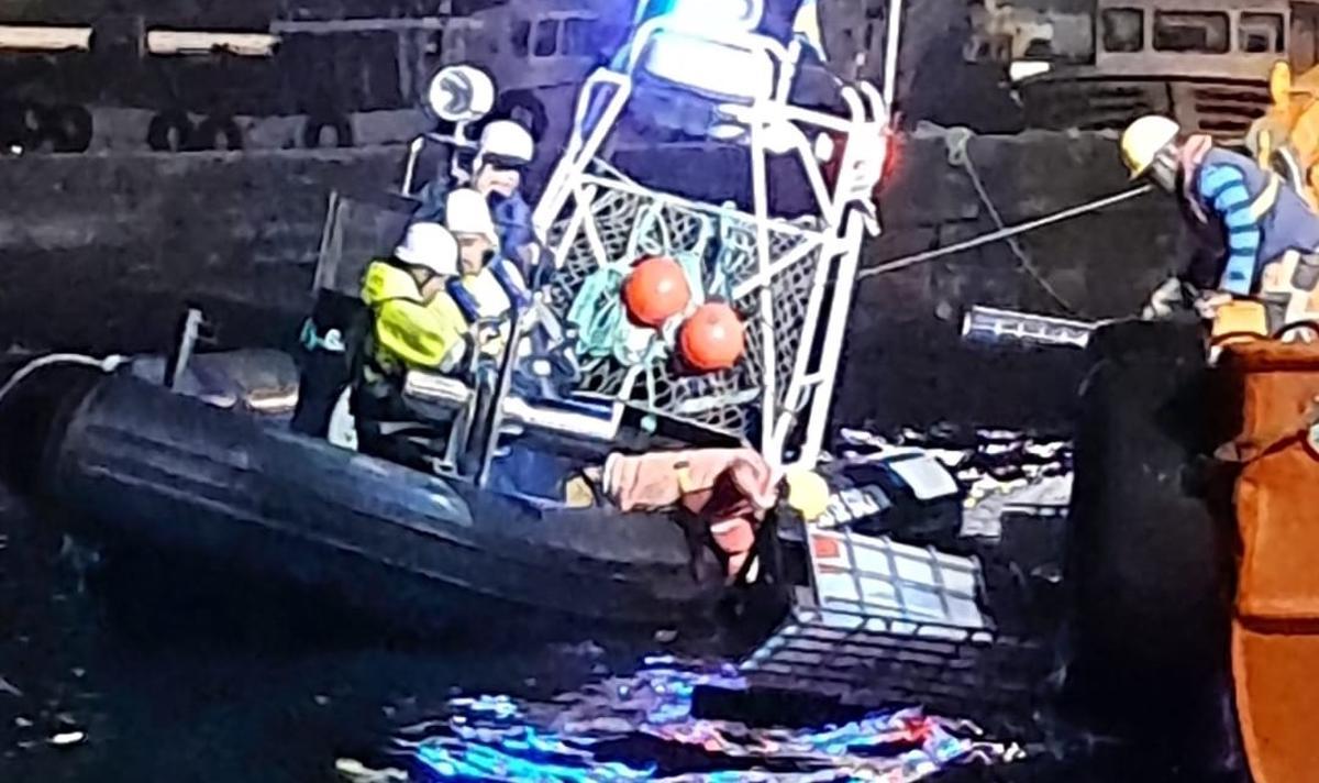 Recuperan el combustible y los enseres que portaba el barco hundido en O Grove