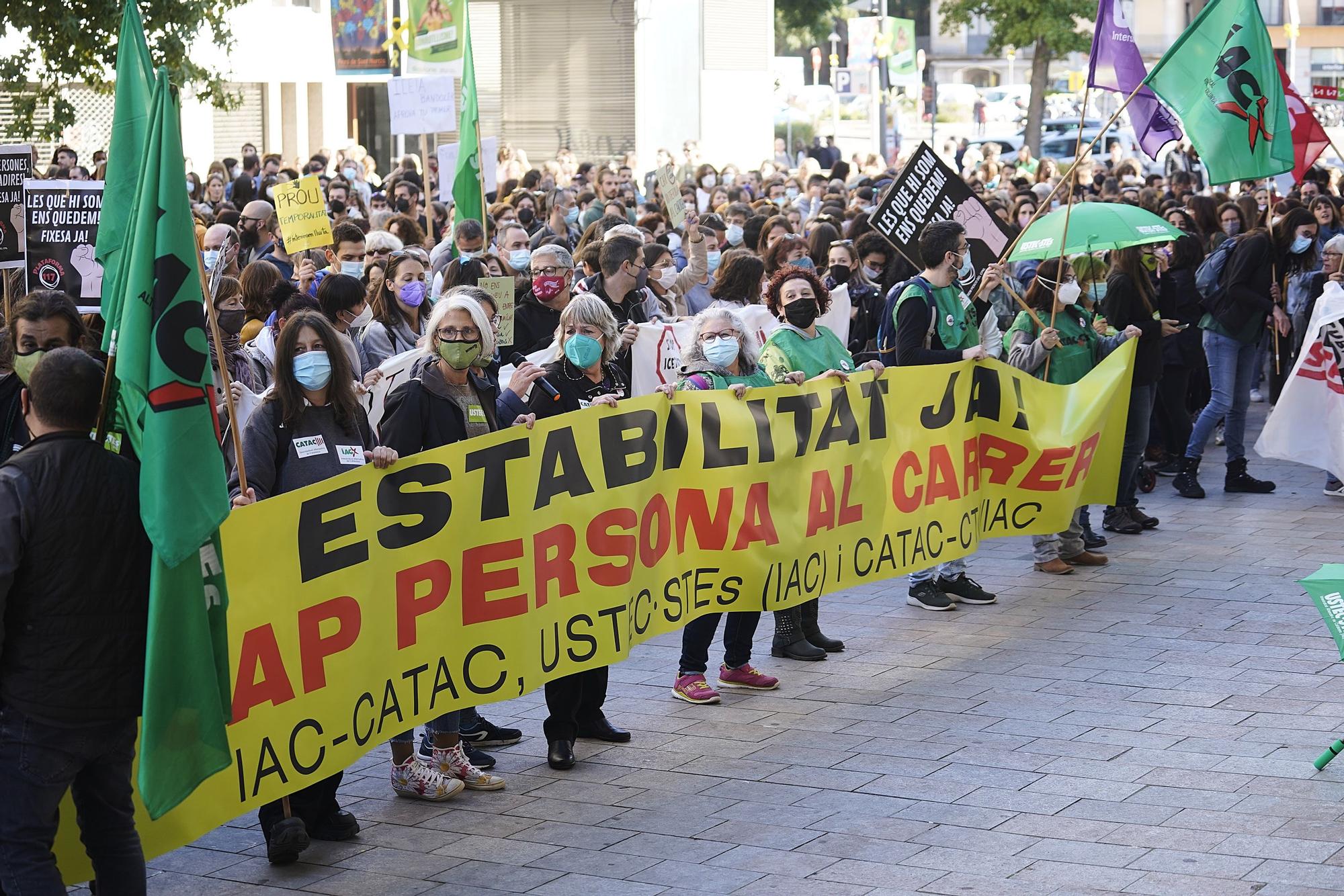 Centenars de professors es concentren a la Delegació del Govern a Girona en contra de la temporalitat