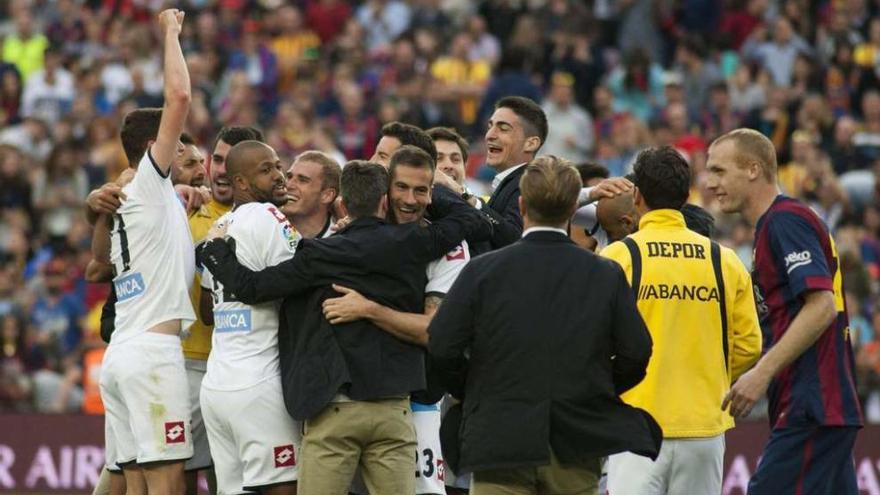 Los futbolistas del Deportivo se abrazan sobre el césped del Camp Nou para celebrar la permanencia a la conclusión del partido.