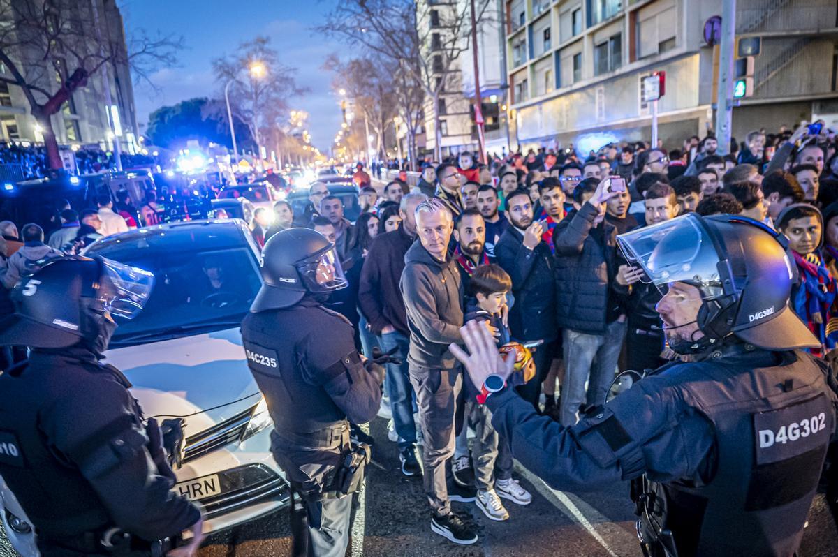 Quejas vecinales por molestias y aglomeraciones los días de partido en el Camp Nou y por el futuro proyecto del Espacio Barça