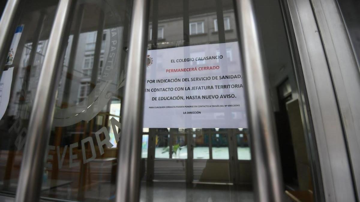 Cartel anunciador del cierre del centro escolar. // Gustavo Santos