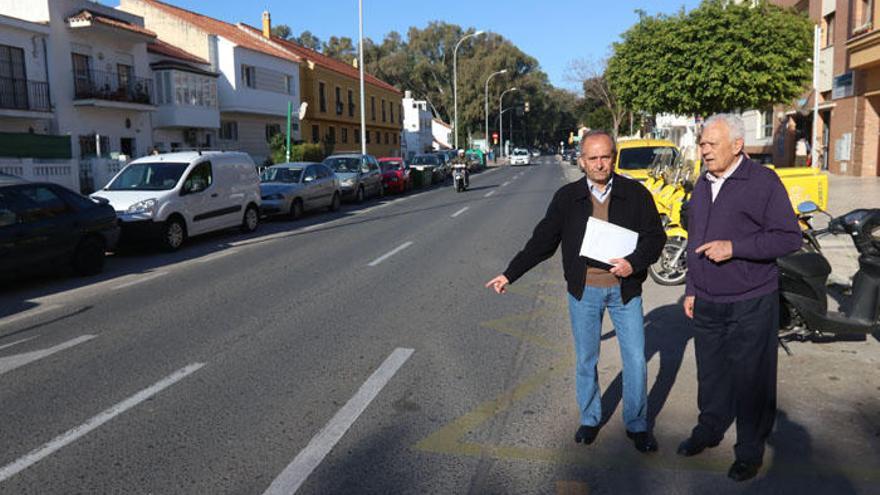 Adolfo García (izq.) y Antonio Delgado, en la calle Bolivia en marzo de este año.