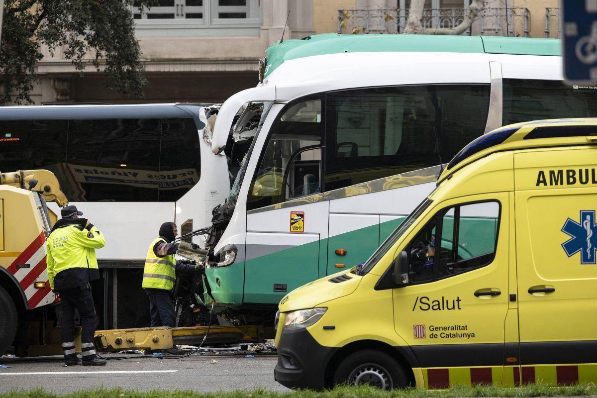 Choque de dos autocares en la Diagonal con una treintena de heridos