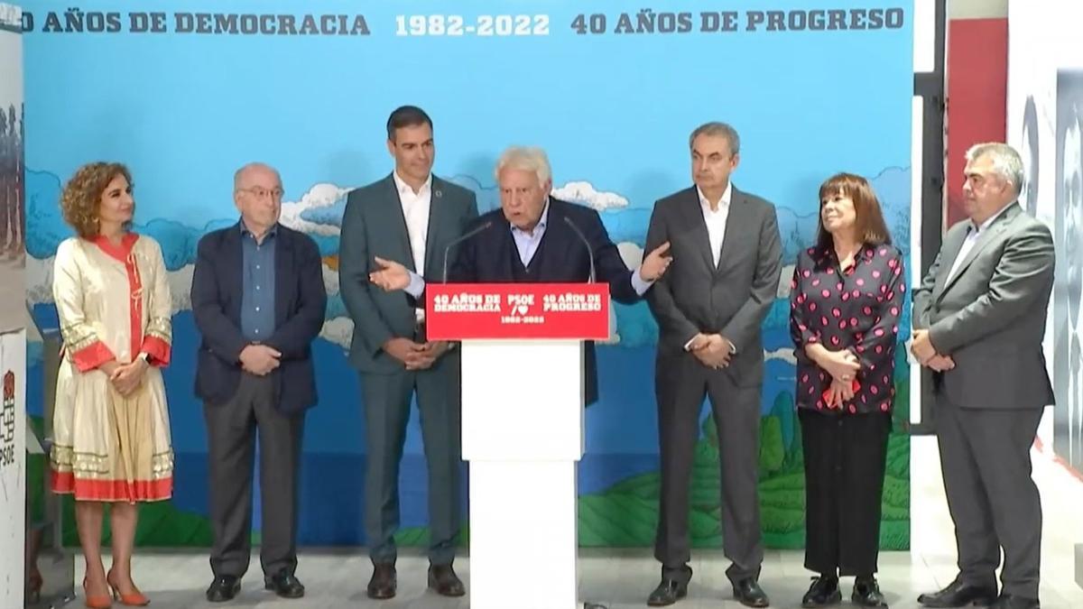 Felipe González, flanqueado por Pedro Sánchez y José Luis Rodríguez Zapatero.