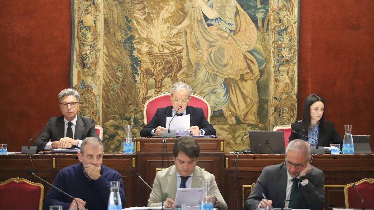 Salvador Fuentes, en el centro, durante el pleno de la Diputación.