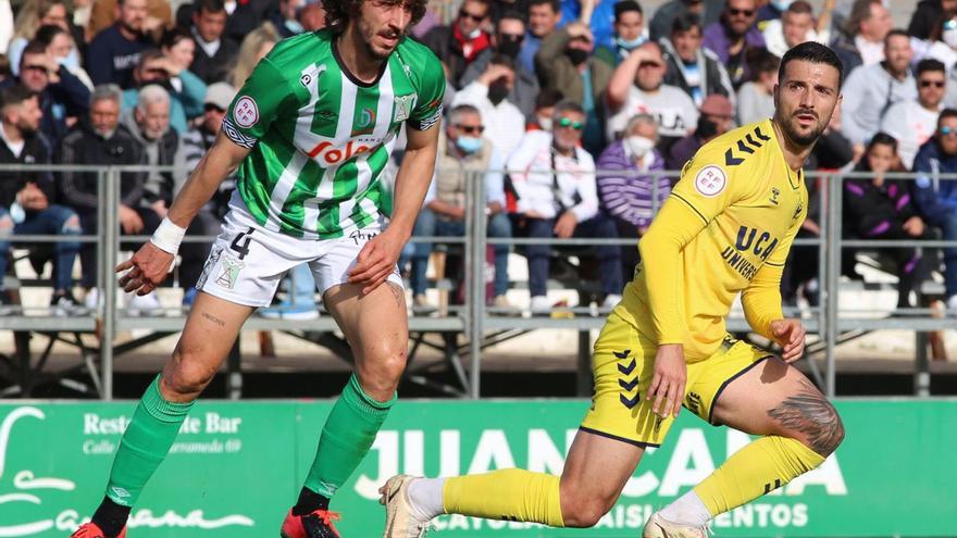 Rubén Mesa puja el esférico ante Javi Barrio, defensa del Atlético Sanluqueño, durante el encuentro de ayer. | PRENSA UCAM MURCIA CF