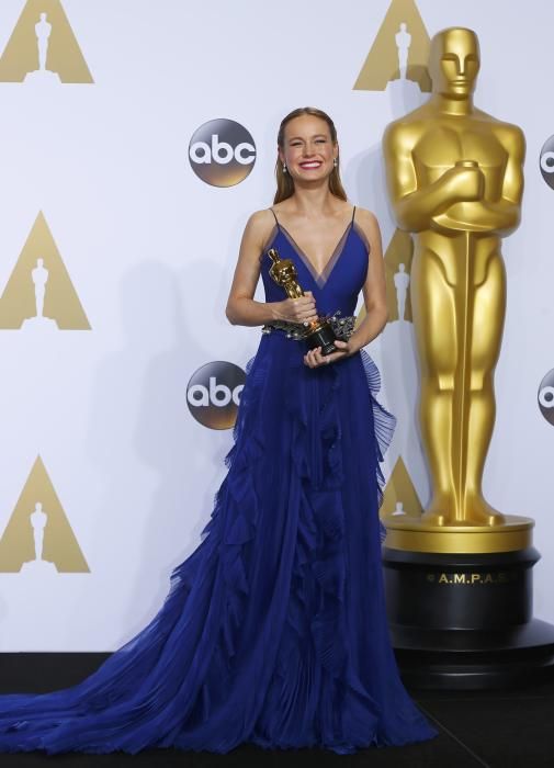 Brie Larson sostiene el Oscar a la mejor actriz en un papel principal de 'Room'
