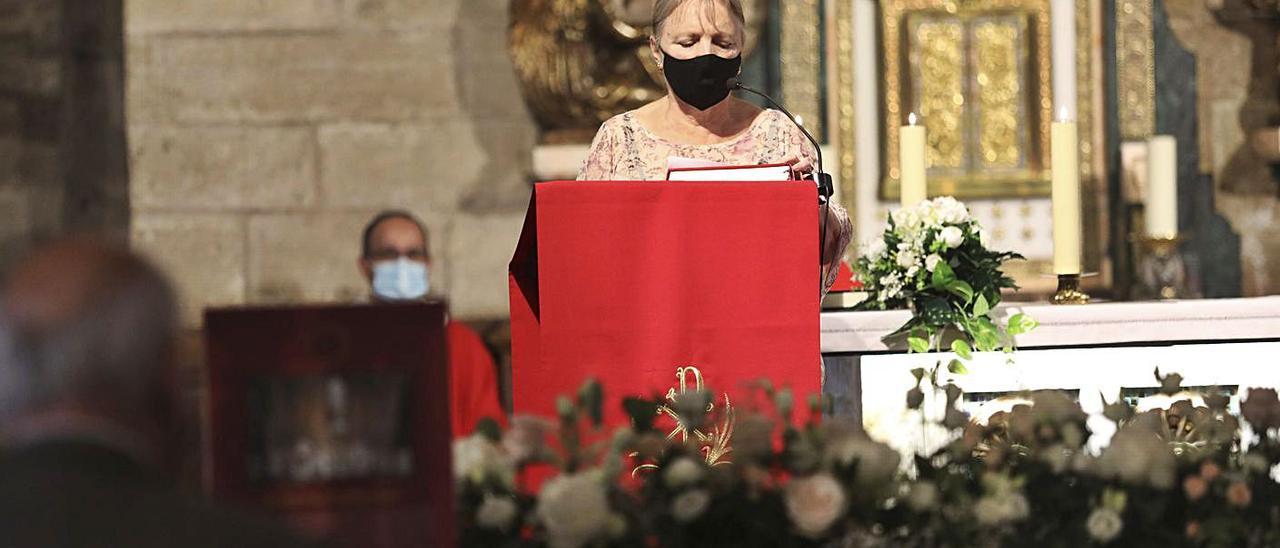 Ana Grela, presidenta del “Lar Gallego”, durante la misa en honor de Santiago Apóstol. | Ricardo Solís