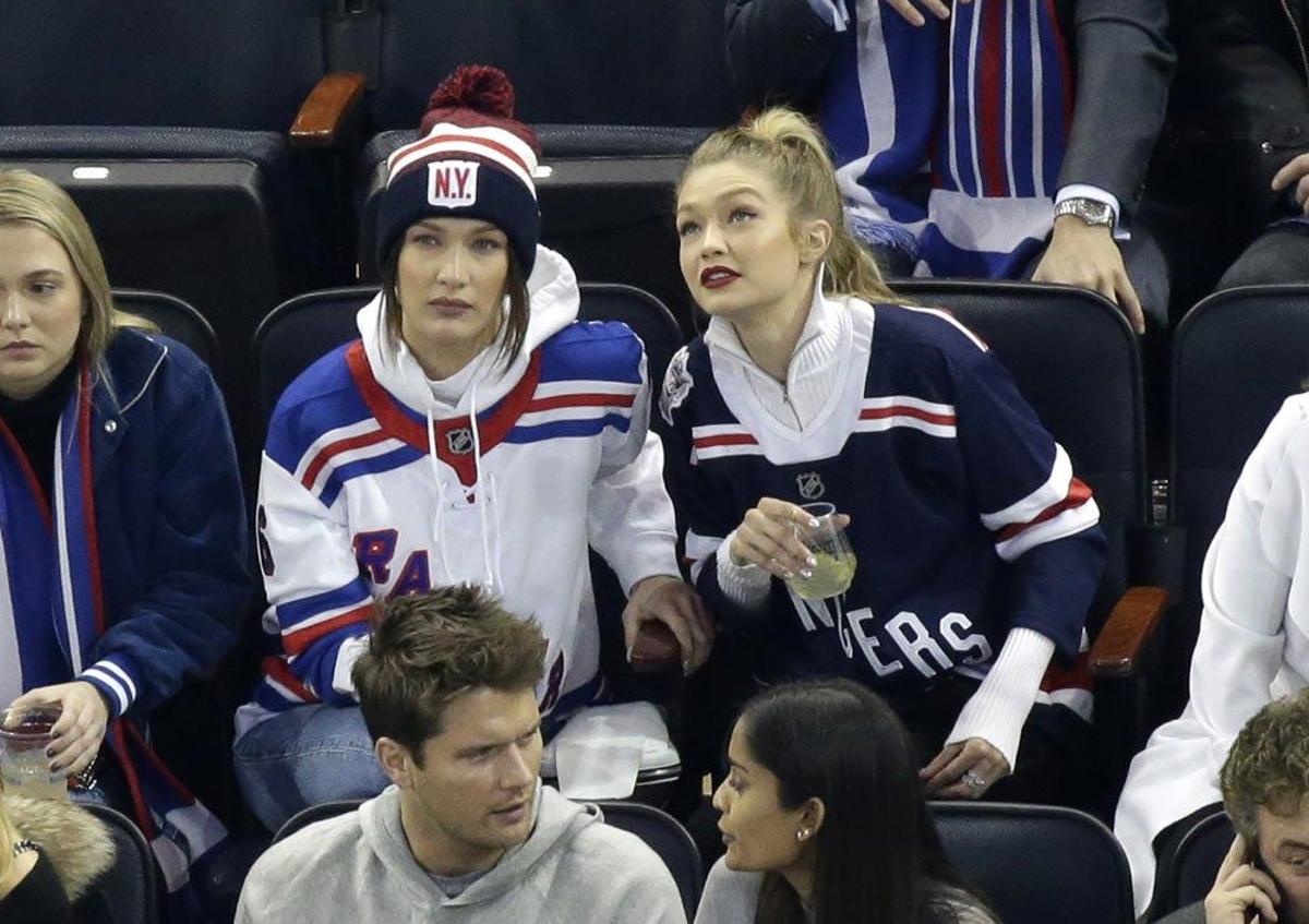 Gigi Hadid sigue muy atenta las jugadas de los Rangers