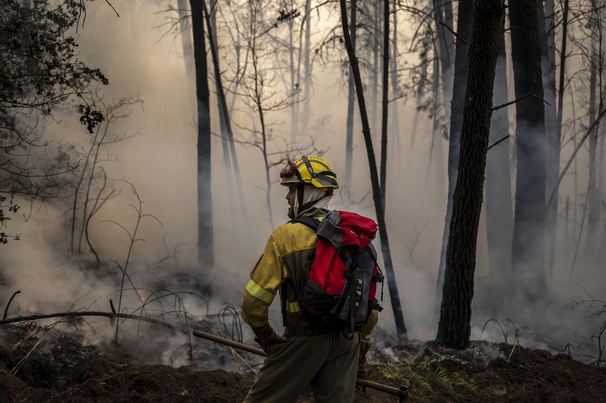 Efectivos antiincendios intentan apagar las llamas en O Irixo