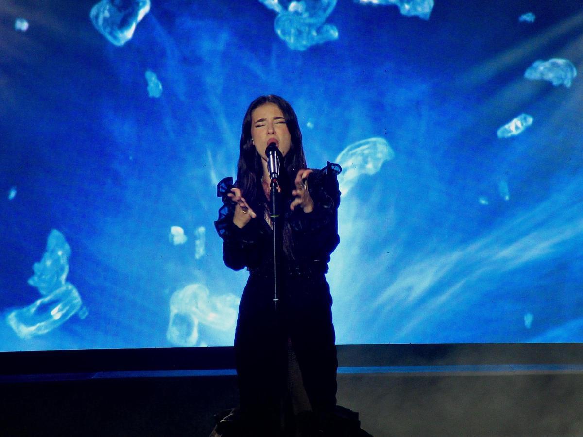 Cris Lora cantando Punto de Partida en Marenostrum Fuengirola