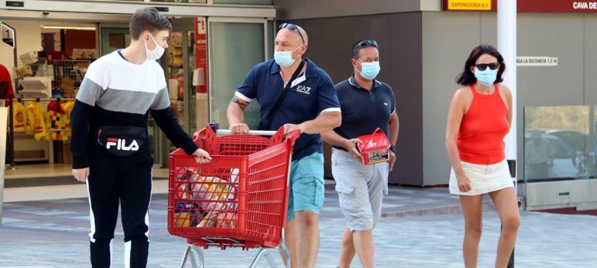 Una família francesa portant la compra feta en un establiment del Pertús |