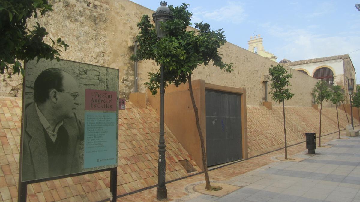 Panell de la Ruta Estellés al costat del monument de les Sitges.