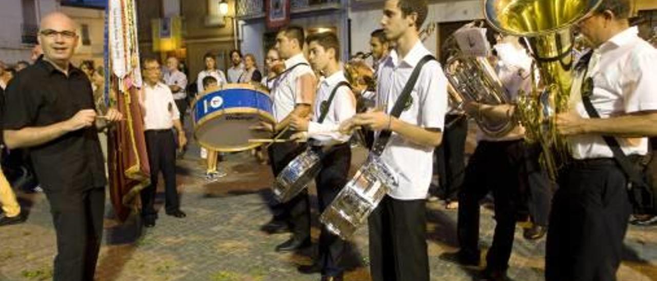 Varios momentos de la procesión ayer en Canet.