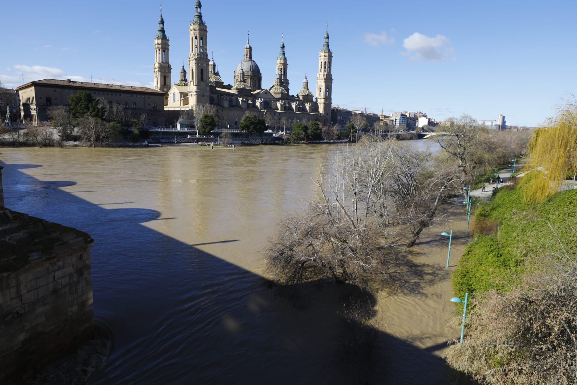 En imágenes | Así transcurre la crecida del Ebro a su paso por Aragón