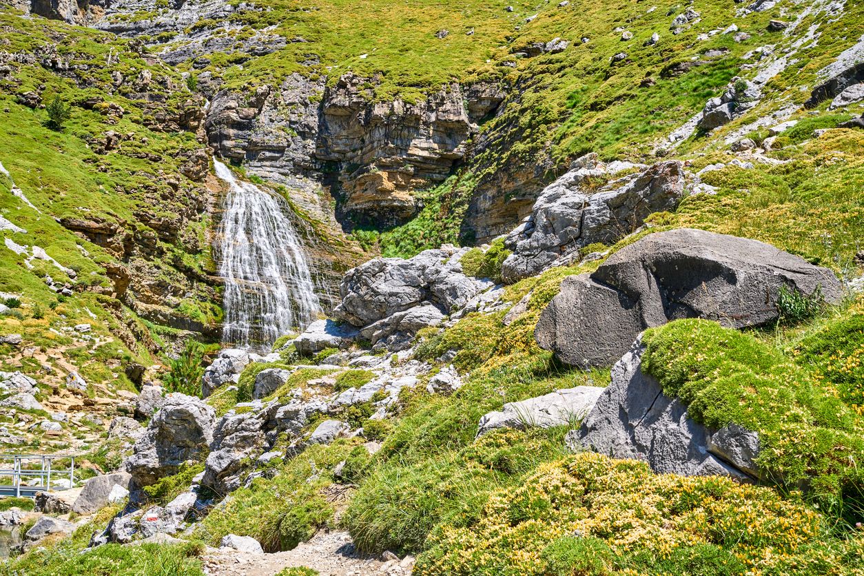La cascada de Cola de Caballo vista de lejos en Ordesa y Monte Perdido