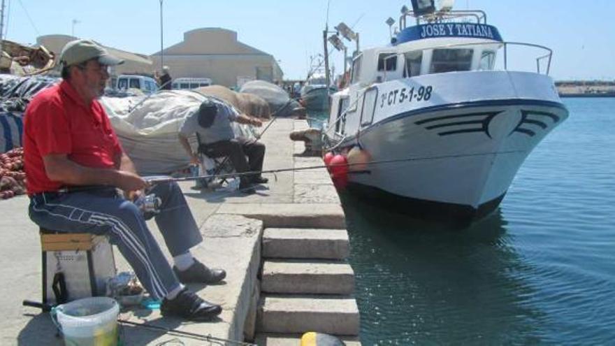 Imagen de los aficionados a la pesca con caña, ayer en las inmediaciones de la lonja.