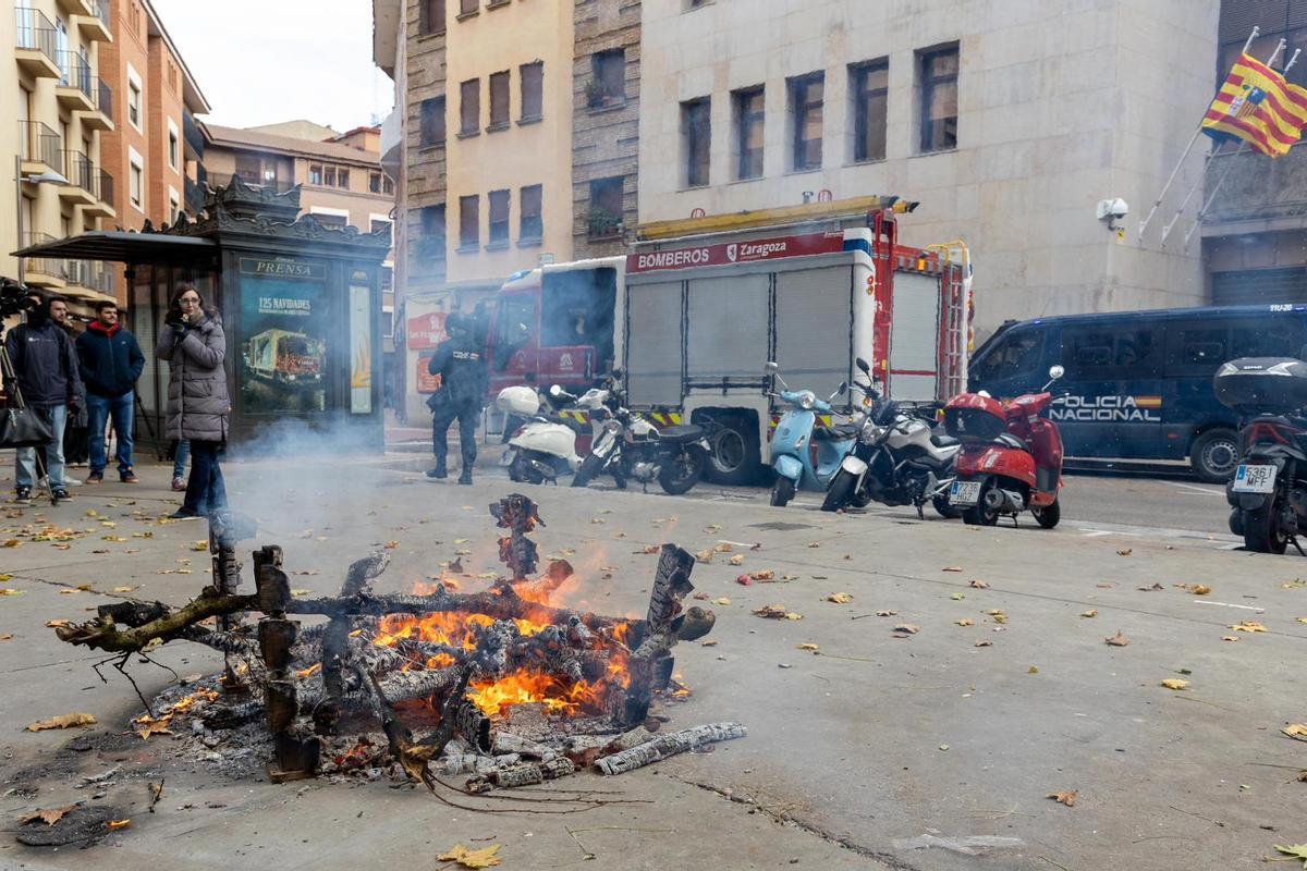 Tensión a las puertas de la consejería de Agricultura del Gobierno de Aragón.