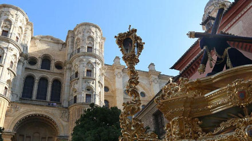 El trono de Jesús de la Misericordia entra al Patio de los Naranjos.