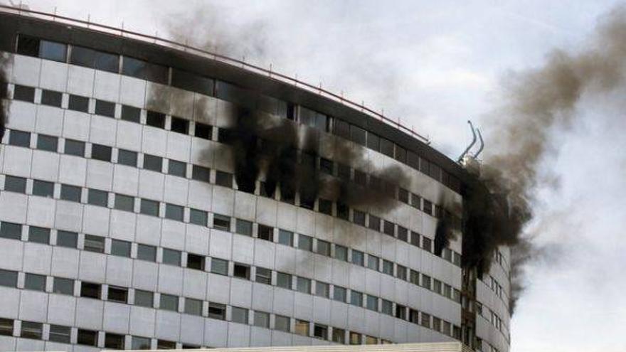 Espectacular incendio en la Casa de la Radio de París