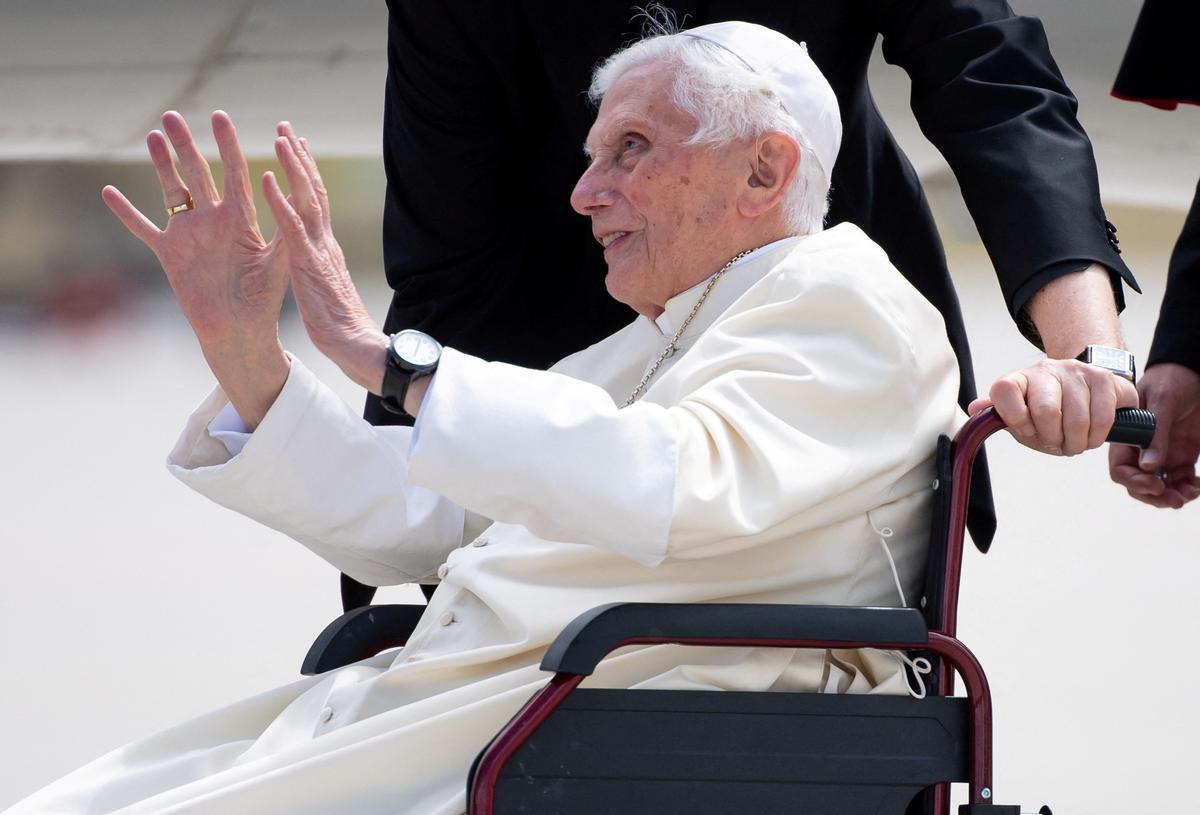 Benedicto XVI saluda en el aeropuerto de Múnich, antes de dirigirse a Roma, en junio del 2020.
