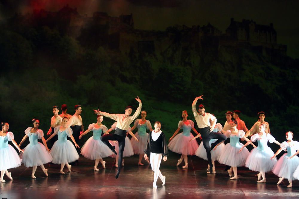 El Teatro Cervantes acoge la versión escénica de Alicia en el país de las maravillas y El lago de los cisnes, este último coreografiado por Valentina Letova