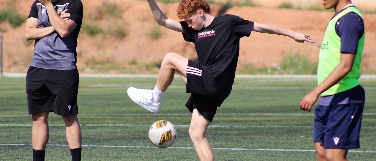 Jeremy estuvo el viernes en el Chencho para despedirse del Juvenil.