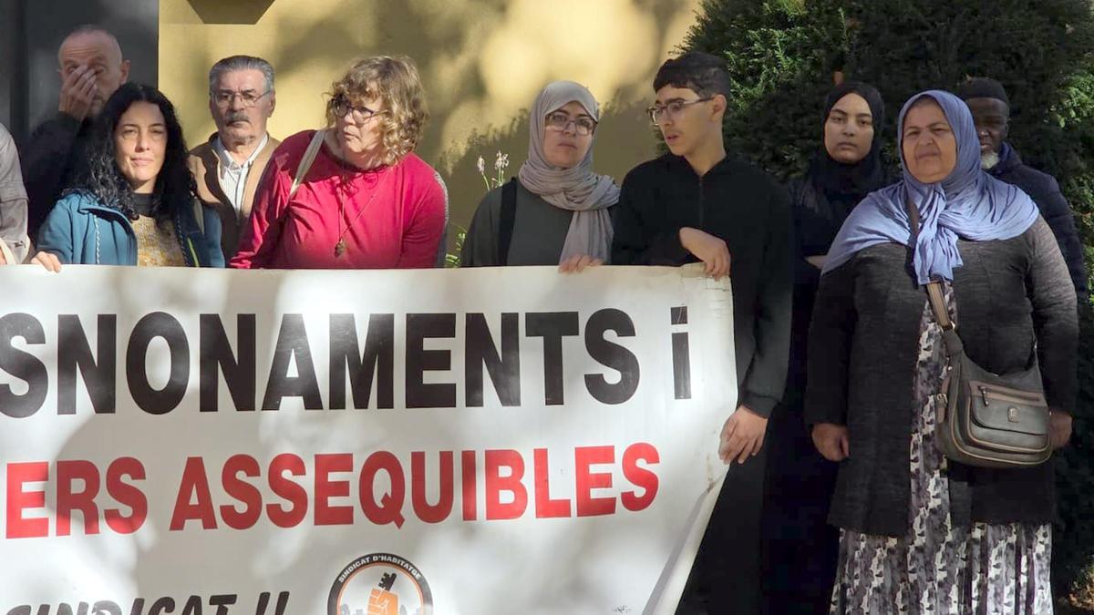 Al centre de la imatge, la Dalila. L'Ajuntament vol desnonar-la a ella, el seu marit i els seus quatre fills.