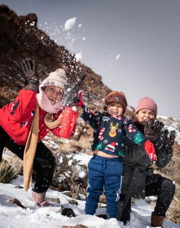 Los tinerfeños disfrutan de la nieve en el Teide