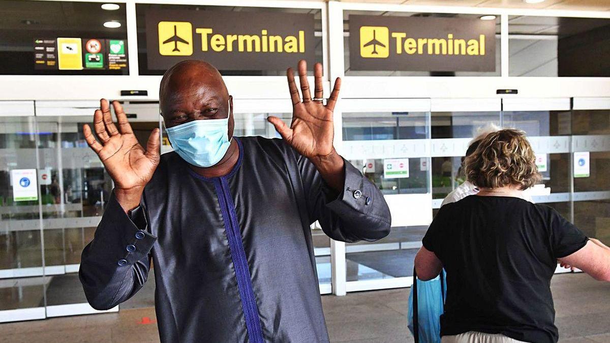 El vendedor senegalés Abdou, ayer, a su llegada al aeropuerto de Alvedro.