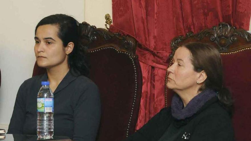 Triana Martínez y su madre Montserrat González, ayer durante el juicio. A la derecha, llegada de Raquel Gago a la Audiencia Provincial de León. Fotos Ical