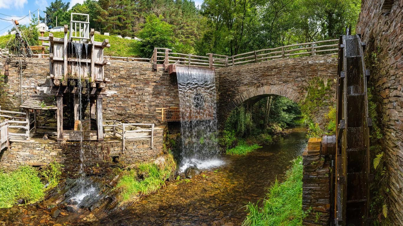 Conjunto de antiguos molinos de madera que aprovechan el agua del río para moler el grano, Taramundi, Asturias.