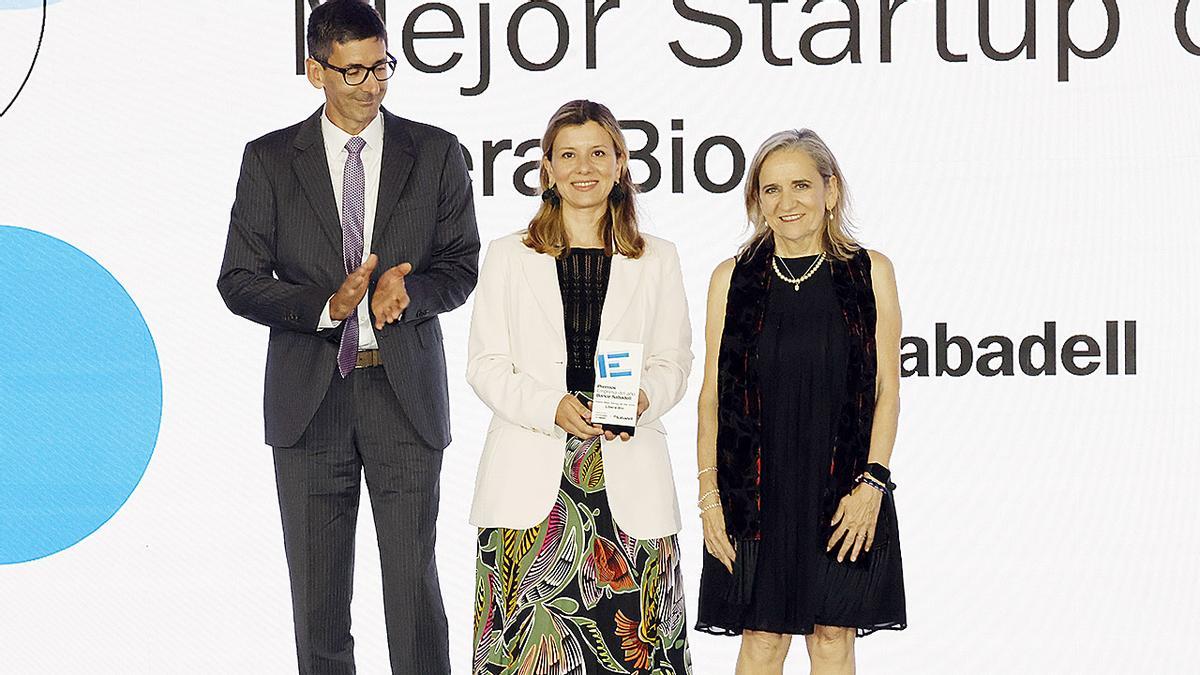 María José Alonso, cofundadora de Libera Bio, y Desirée Teijeiro, directora de Operaciones, con Andrés del Río, responsable de BStartup de Sabadell en Galicia.